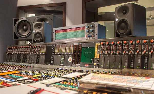 kh-80-dsp-a-gx1-desktop-kh-420-kh-80-dsp-jazzanova-studio-berlin-02-g